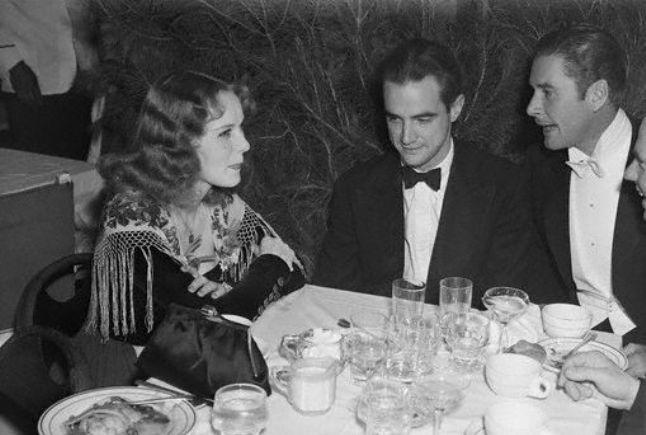 Helen Gilbert, Howard Hughes e Errol Flynn (1939)
